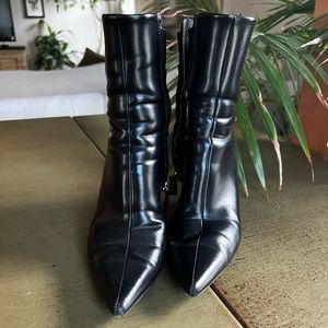 Pointed toe black boots